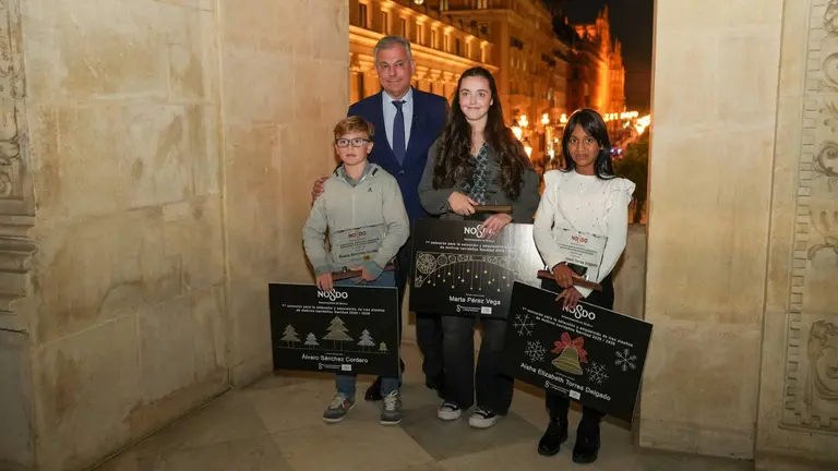 José Luis Sanz entrega los premios a los ganadores del concurso