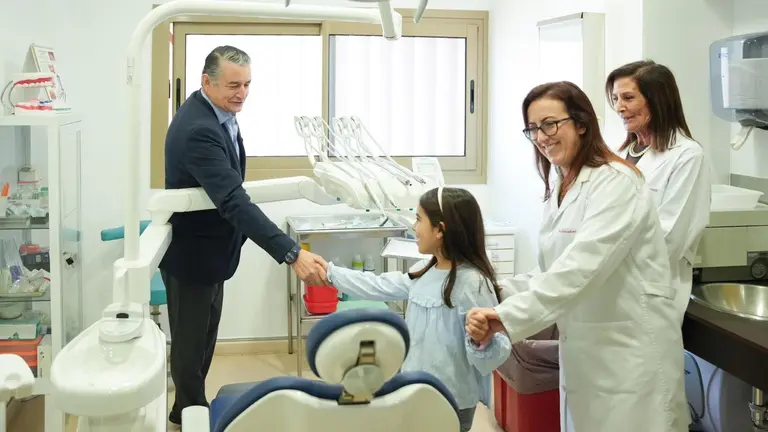 Antonio Sanz visitando un centro de salud