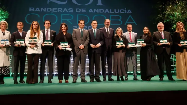 Imagen de los galardonados con las Banderas de Andaluc&iacute;a en C&oacute;rdoba