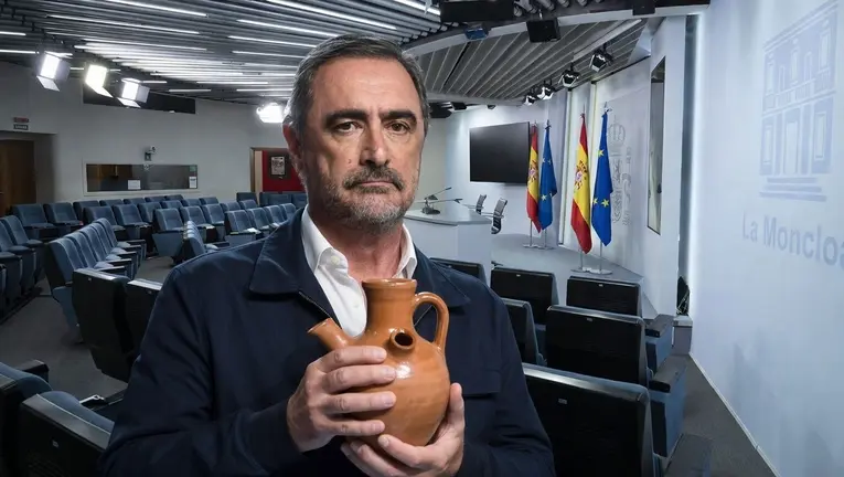 Carlos Herrera critica que Elma Saiz, portavoz del Gobierno de Espa&ntilde;a. plantee consignas pol&iacute;ticas en lugar de adoptar medidas econ&oacute;micas | Imagen apoyada por IA