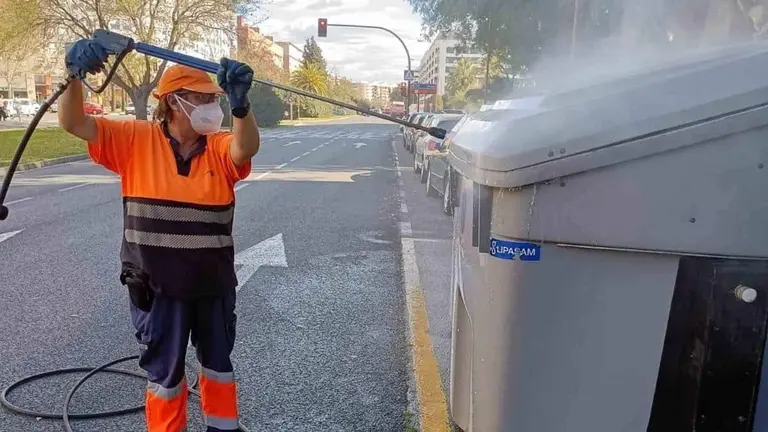 Un trabajador de Lipasam en Sevilla