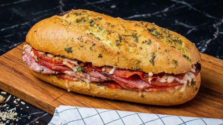 Bocadillo caliente de chorizo, salchich&oacute;n, tomate y parmesano con toque de ajo de las Recetas de Esbieta