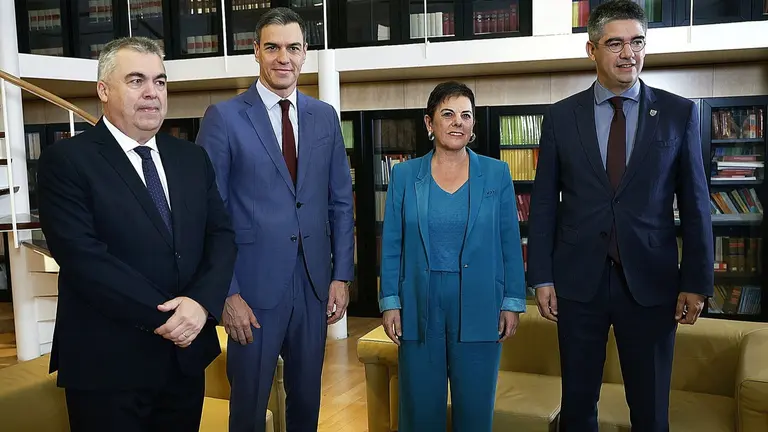Pedro S&aacute;nchez, durante una reuni&oacute;n pasada con representantes de Bildu