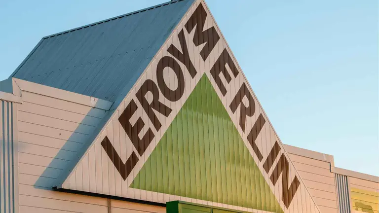 Leroy Merlin busca hacer que las terrazas y jardines se conviertan en unos verdaderos oasis, protegi&eacute;ndolos del sol con esta innovadora p&eacute;rgola