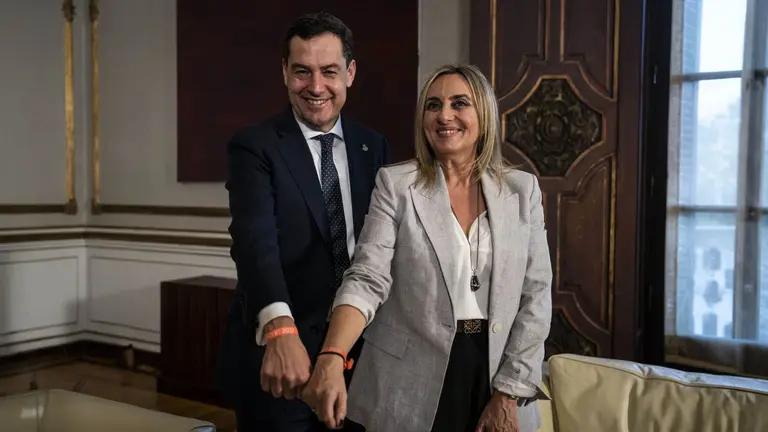 Juanma Moreno posa junto a Marifr&aacute;n Carazo en el palacio de San Telmo