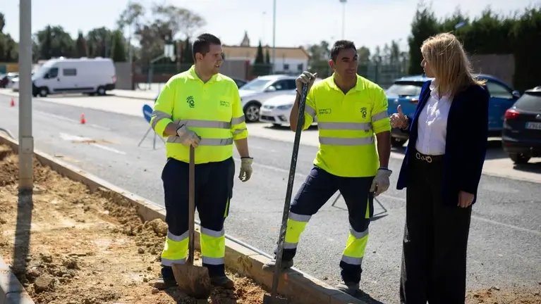 La alcaldesa de Huelva, Pilar Miranda, junto a dos trabajadores