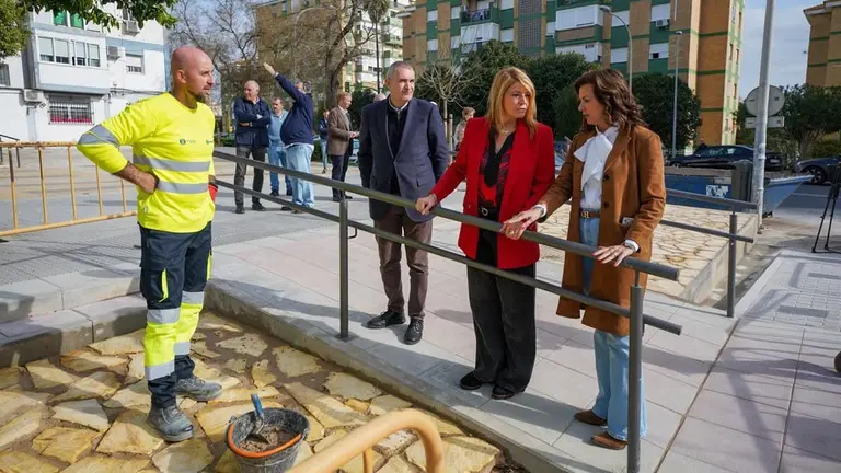 La alcaldesa de Huelva, Pilar Miranda, visita las obras del proyecto de rehabilitaci&oacute;n de las calles peatonales de la barriada de La Hispanidad