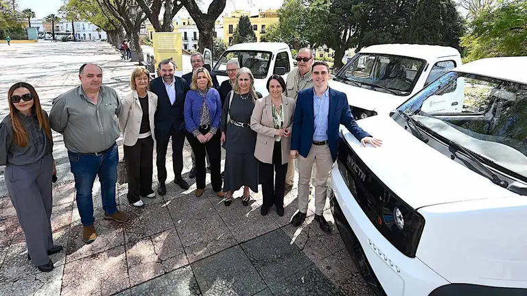 El Ayuntamiento de Jerez presenta  3 veh&iacute;culos el&eacute;ctricos destinados a la recogida de residuos org&aacute;nicos &lsquo;puerta a puerta&rsquo; en los establecimientos del centro