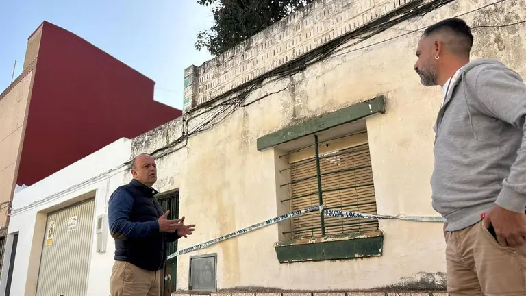 Ignacio Soto junto a la vivienda en ruinas