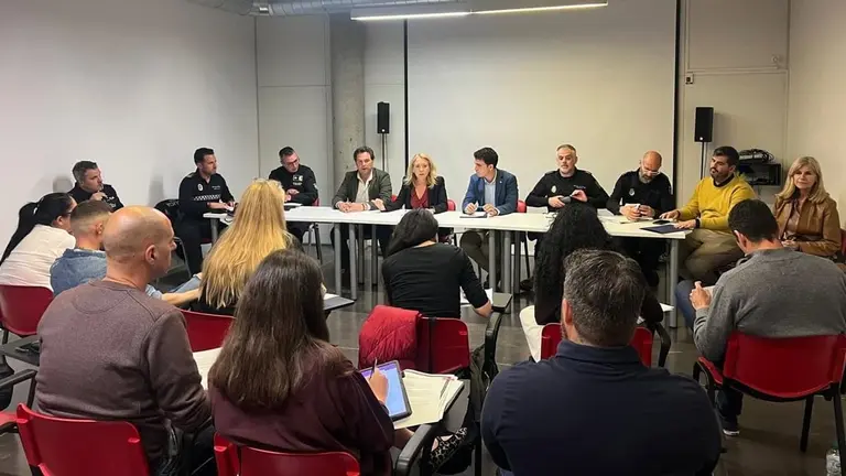 La delegada del distrito de la Macarena del Ayuntamiento de Sevilla, Mar&iacute;a Tena, en la reuni&oacute;n con los vecinos del barrio del Cerezo.
