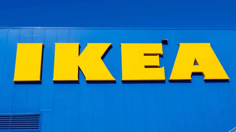 Ikea hace del jard&iacute;n una zona de reuni&oacute;n maravillosa con este completo y elegante conjunto de mesa y sillas de exterior