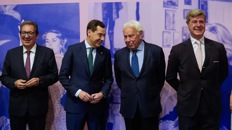 Juanma Moreno conversa con Felipe Gonz&aacute;lez