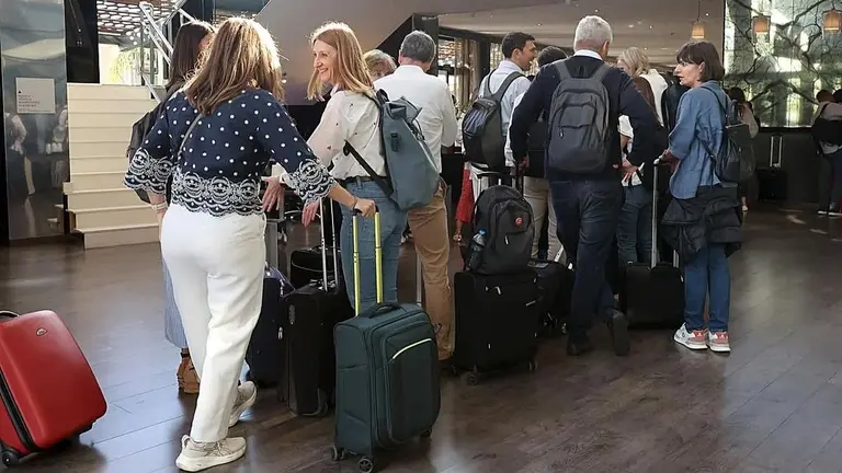 Turistas llegando a un hotel de Andaluc&iacute;a