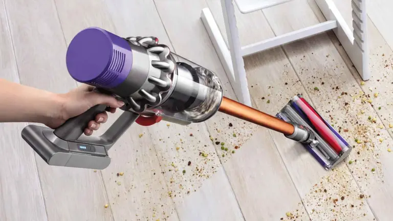 Este aspirador Dyson de &uacute;ltima generaci&oacute;n elimina todo rastro de suciedad de forma sencilla, lo que ha hecho que sea uno de los m&aacute;s buscados en El Corte Ingl&eacute;s