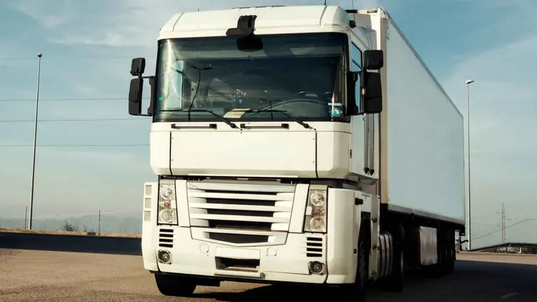 Un cami&oacute;n en una gasolinera