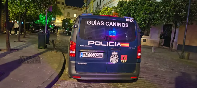Veh&iacute;culo de Gu&iacute;as Caninos de detecci&oacute;n de la Polic&iacute;a Nacional estacionado junto a la Plaza Arenal de Jerez | &Aacute;lvaro Richarte