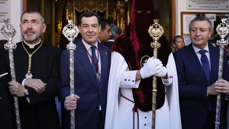 Juanma Moreno, durante su visita a la hermandad del Cerro del &Aacute;guila