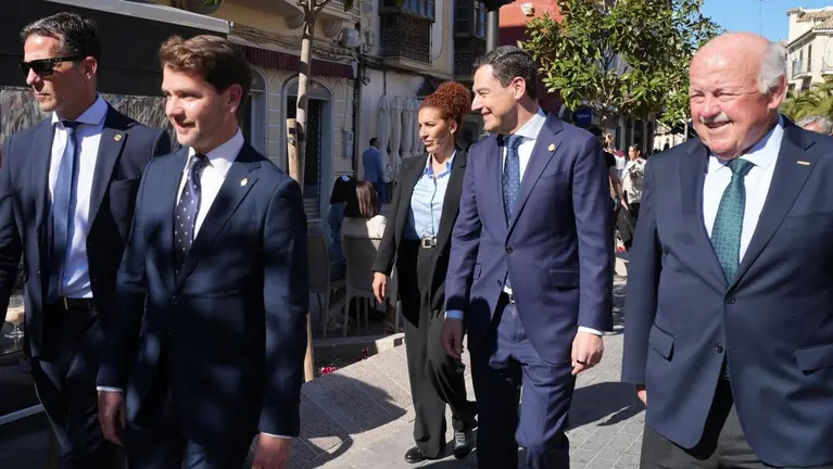 Juanma Moreno durante su visita el Jueves Santo a Cabra, C&oacute;rdoba