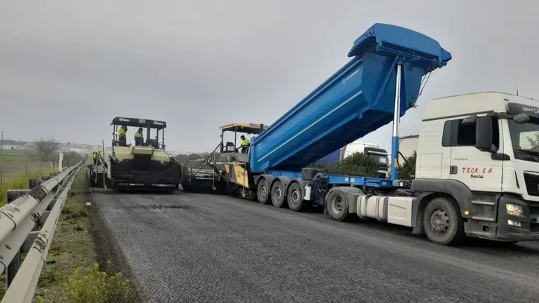 Labores de asfaltado en una carretera auton&oacute;mica