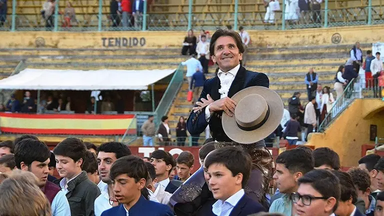 Diego Ventura a hombros I Bre&ntilde;a