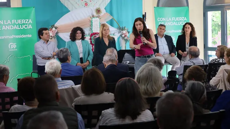 La consejera Loles L&oacute;pez, junto a la alcaldesa de Huelva, Pilar Miranda