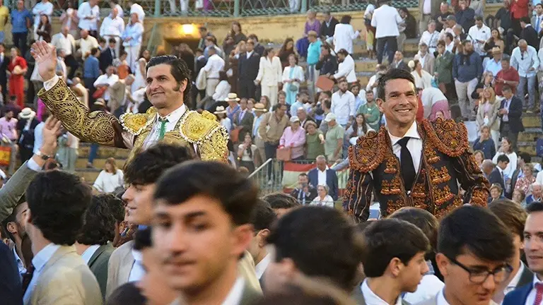Morante y Manzanares a hombros I Bre&ntilde;a
