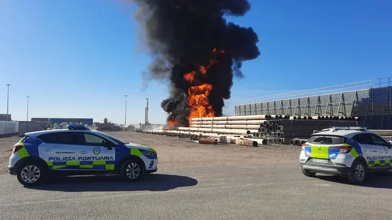 El Puerto de Almer&iacute;a activa la fase roja tras un incendio en el Muelle de Pechina