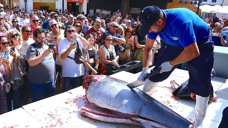 Jerez vive en directo el ronqueo de un at&uacute;n rojo por su Capitalidad Gastron&oacute;mica