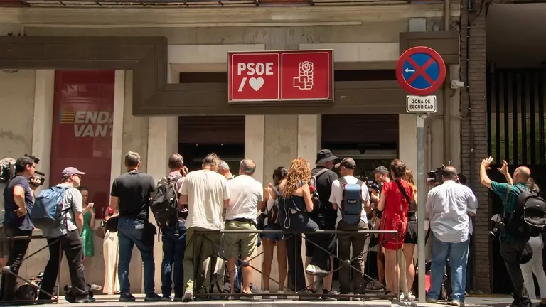 La UCO irrumpe en Ferraz y eleva la presi&oacute;n judicial sobre Pedro S&aacute;nchez