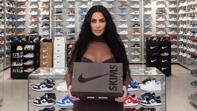 Zapatillas Nike de la colecci&oacute;n SKIMS de Kim Kardashian