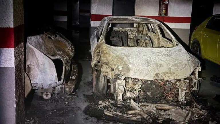 Dos coches calcinados en un incendio en un garaje subterr&aacute;neo de Manilva