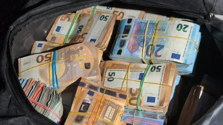 La Guardia Civil interviene m&aacute;s de 800.000 euros en met&aacute;lico durante un control de carretera en C&aacute;diz