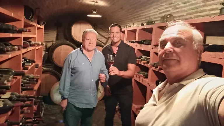 El exalcalde de Jerez, Pedro Pacheco, recibe a Jaime N&uacute;&ntilde;ez y Antonio Conde en su bodeguita personal, un espacio cargado de recuerdos, fotograf&iacute;as, libros y s&iacute;mbolos de su trayectoria p&uacute;blica