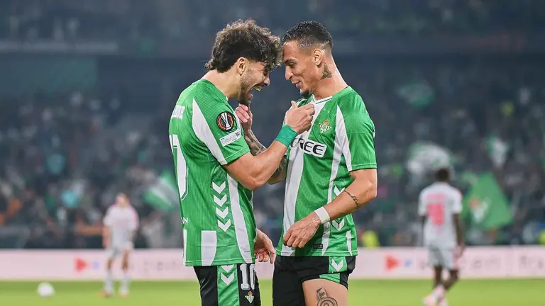 Antony y Ez Abde en el Real Betis - Olympique de Lyon | Salvador López Medina para El MIRA