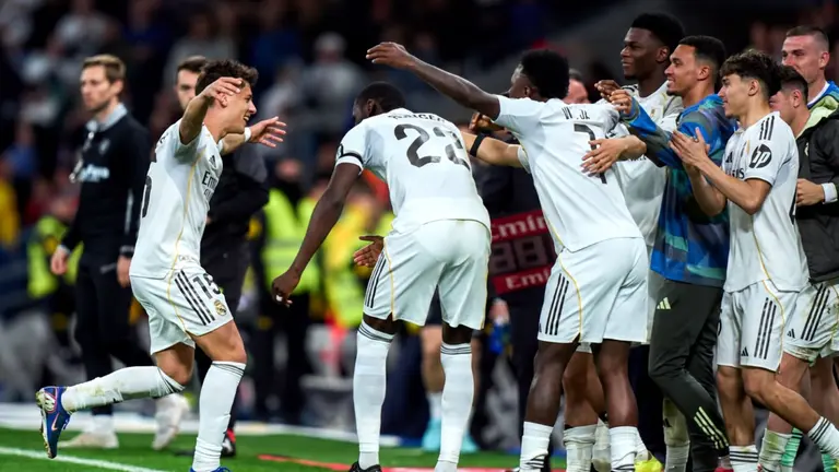 El Real Madrid celebra un gol ante el Elche Club de F&uacute;tbol
