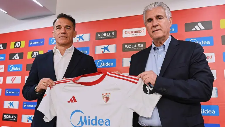 Luis Garc&iacute;a Plaza junto a Antonio Cord&oacute;n en su presentaci&oacute;n con el Sevilla FC | Salvador L&oacute;pez Medina para El MIRA