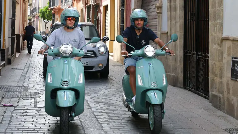 Los pilotos de MotoGP Jorge Mart&iacute;n y Marco Bezzecchi recorren las calles de Jerez | MotoGP