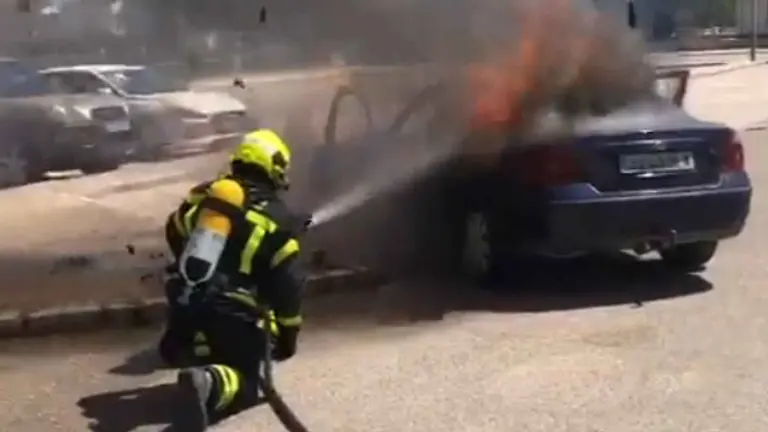 Incendio de un coche en la Plaza Mercurio