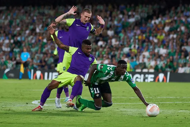 Luiz Henrique es derribado en el área en el Real Betis - Ludogorets | Salvador López para El MIRA