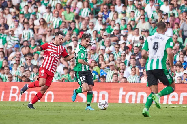Rodri ante Arnau Martínez en el Real Betis - Girona | Salvador López para El MIRA