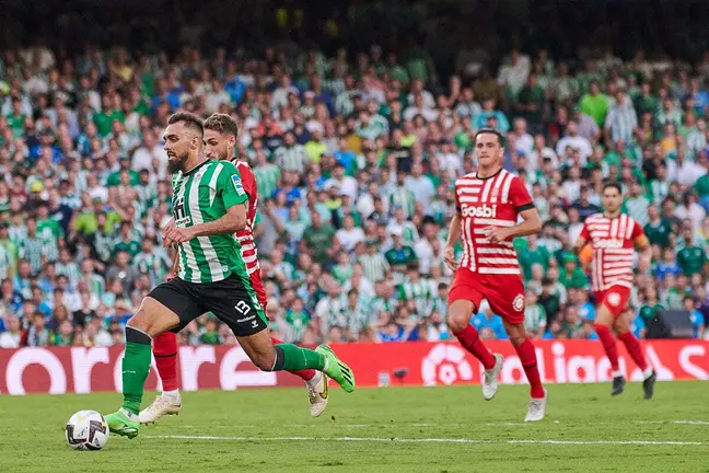 Borja Iglesias en la acción dee su segundo gol en el Real Betis - Girona | Salvador López para El MIRA