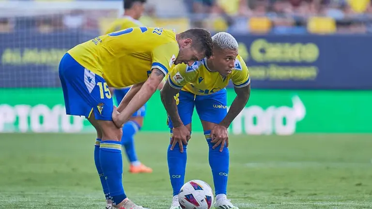 Javi Hernández y Darwin Machís en el Cádiz CF - Deportivo Alavés | Salvador López Medina para ElMIRA