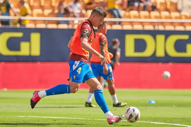 Rubén Alcaraz calentando en el Cádiz CF - Girona FC | Salvador López Medina para El MIRA