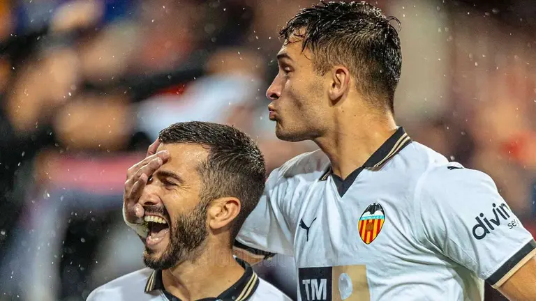 Gayà y Hugo Duro celebran el gol del lateral contra el Cádiz CF | Valencia CF