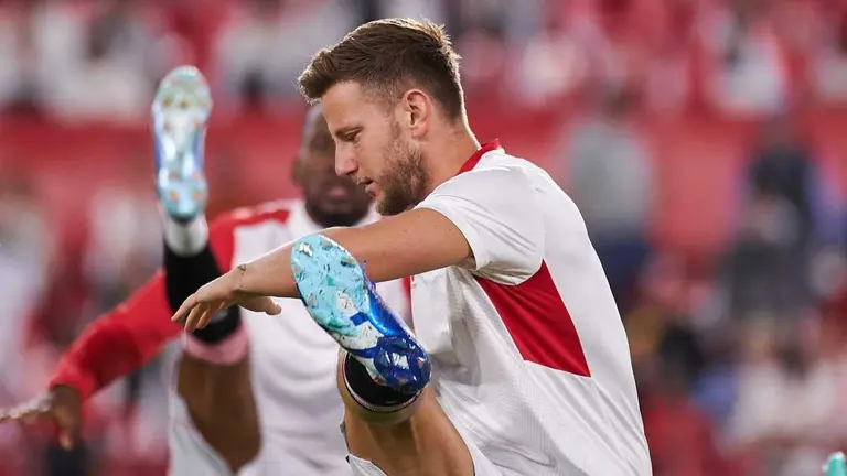 Iván Rakitic en el calentamiento del Sevilla FC - Arsenal | Foto: Salvador López para El MIRA