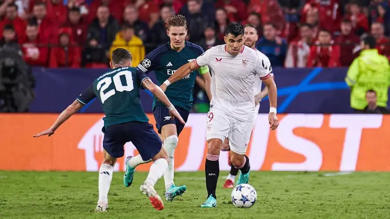 Acuña en una acción del partido ante el Arsenal | Salvador López Medina para El MIRA