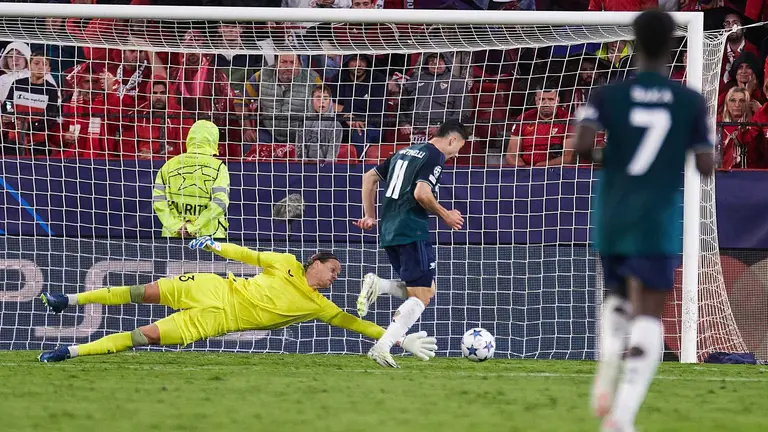 Martinelli en la acción del gol ante el Sevilla FC | Foto: Salvador López para El MIRA