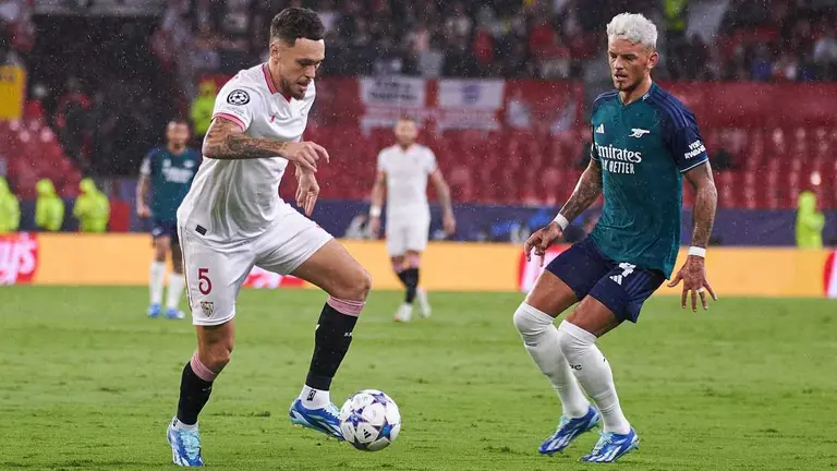 Ocampos en una acción del partido ante el Arsenal | Salvador López Medina para El MIRA