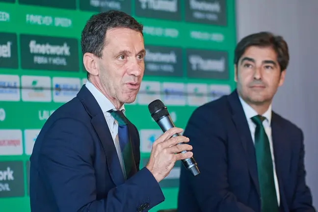 Ángel Haro y Ramón Planes en la presentación de Sokratis con el Real Betis | Salvador López Medina para El MIRA