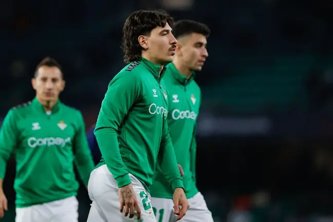 Bellerín y Marc Roca calientan en la previa del Real Betis - Rangers | Salvador López Medina para El MIRA